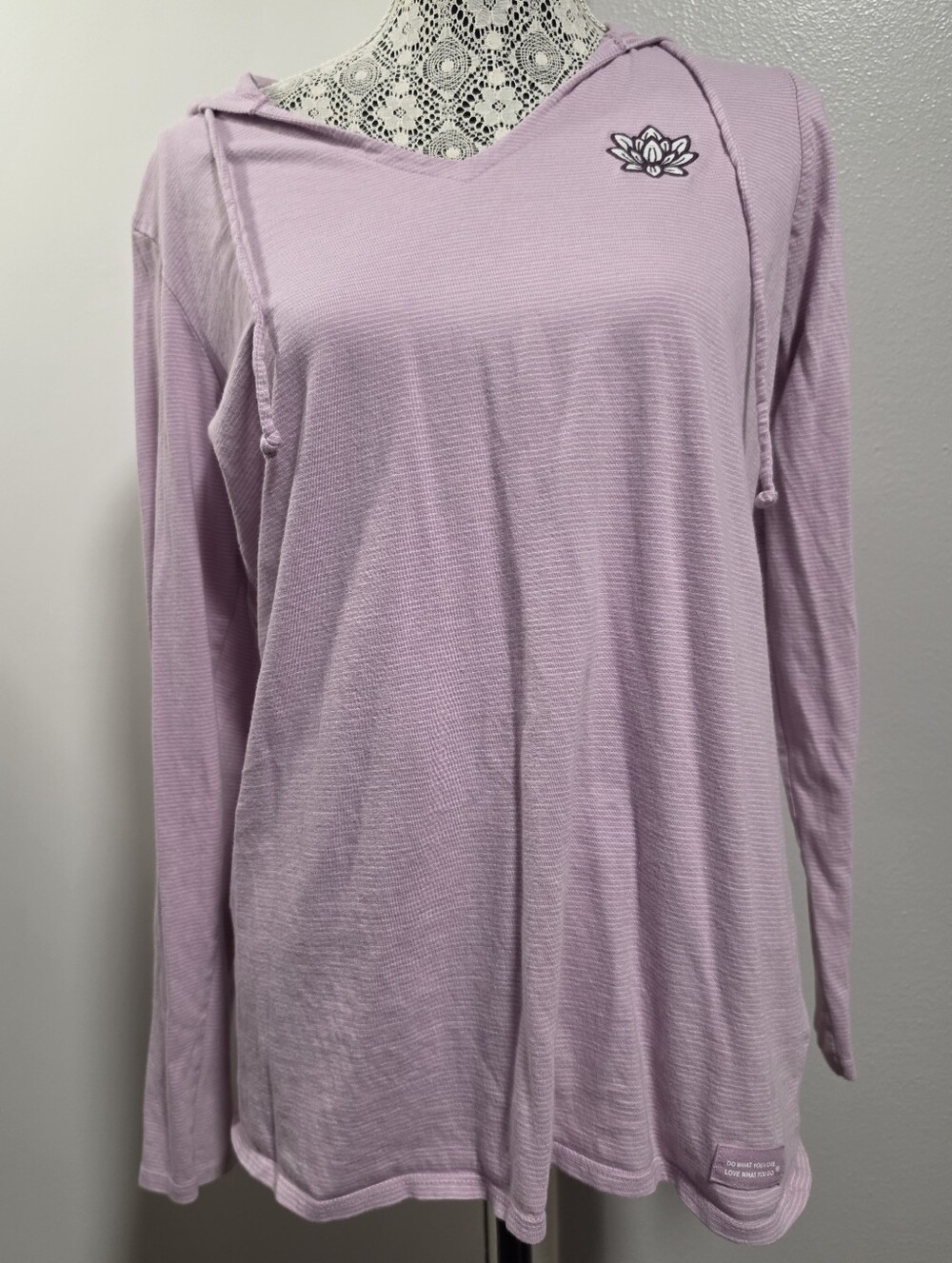 Life is Good M Lavender Embroidered Lotus Crusher Lite Lightweight Hooded Top
